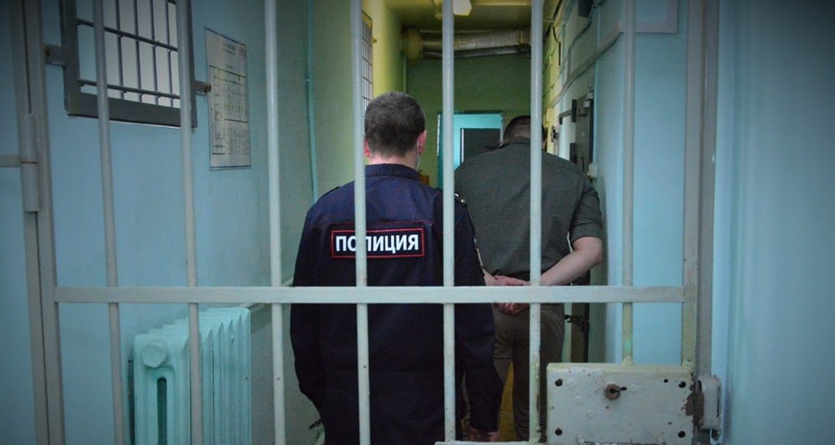 Разнорабочий несколько раз заходил в комнату с деньгами, а потом из магазина пропали 70 тысяч рублей