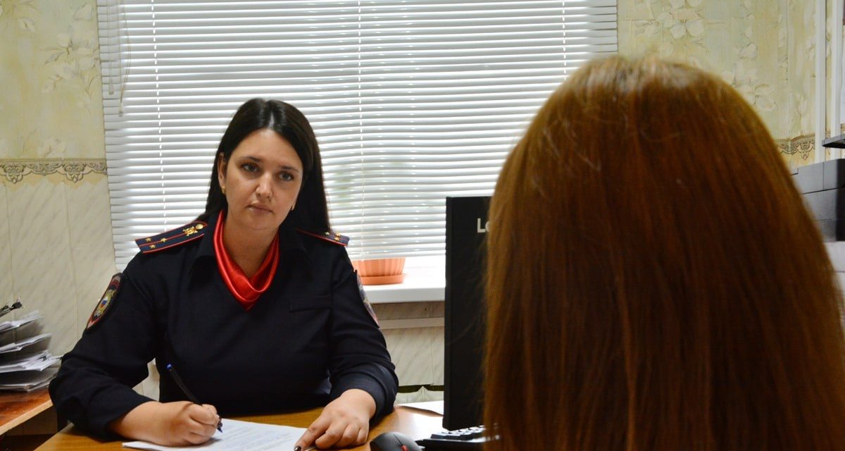 Пенсионерка резала яблоки во дворе, а гостья под видом продажи навоза вынесла 10 тысяч рублей
