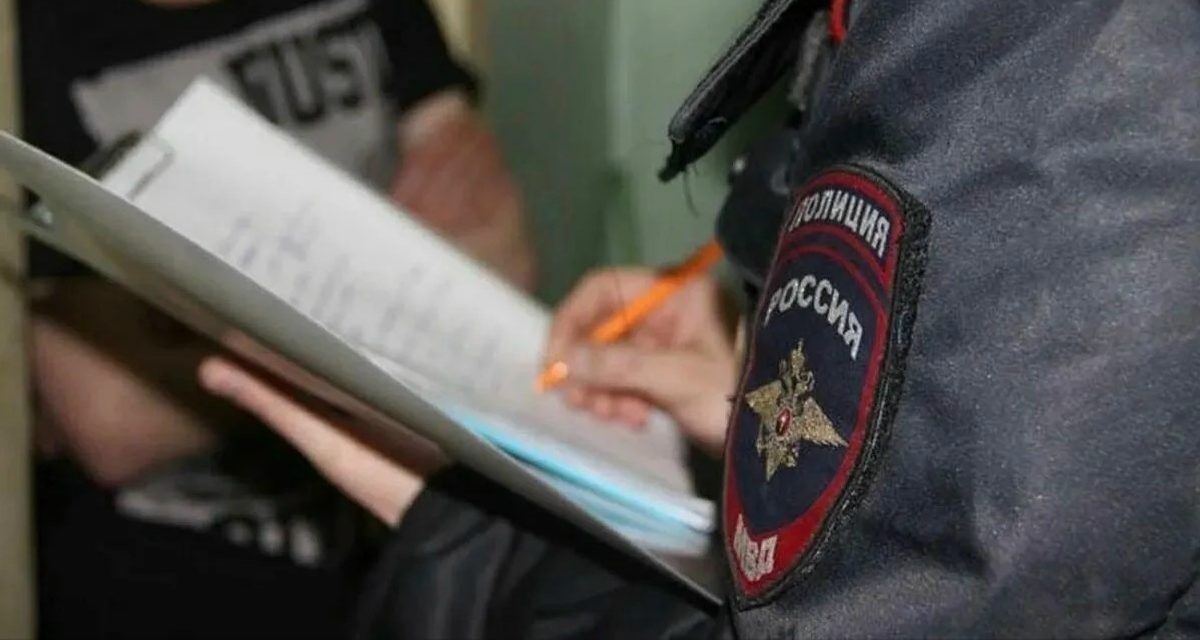 Жительница Рыбного выбежала из квартиры от гостя с ножом — его задержали полицейские